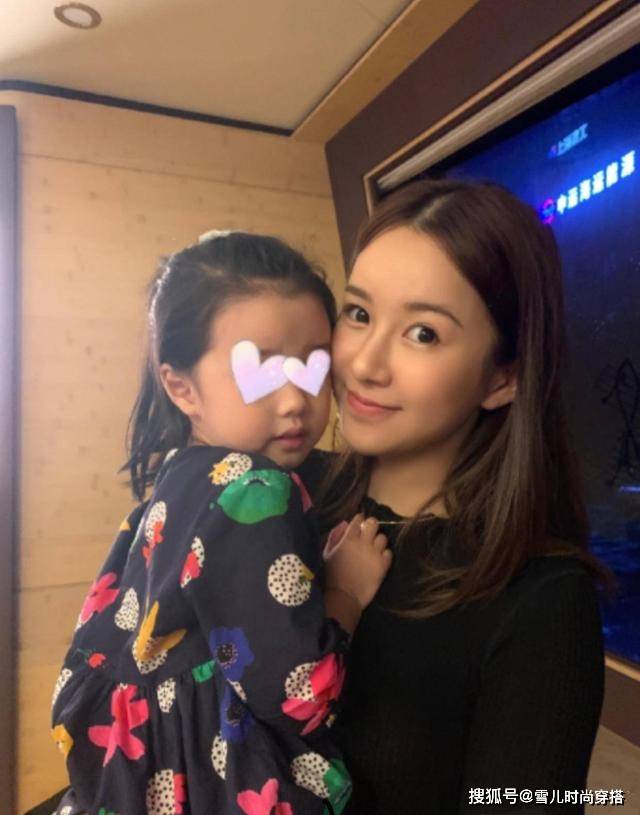 带着 陈赫娇妻张子萱好会穿，白T恤搭喇叭裤，活力清新哪像36岁俩娃妈