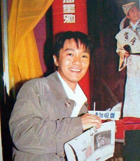 周星驰|周星驰早年《唐伯虎点秋香》罕见工作照，巩俐并不是最美