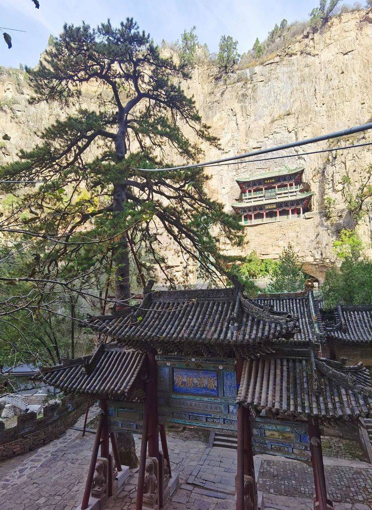 藏山祠,依山傍壁而築,氣勢雄偉.