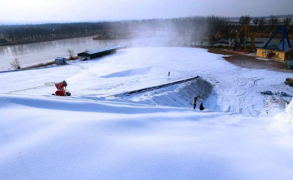 在该区域大力发展滑雪场，会抢占当地原本的，生态系统的用水量
