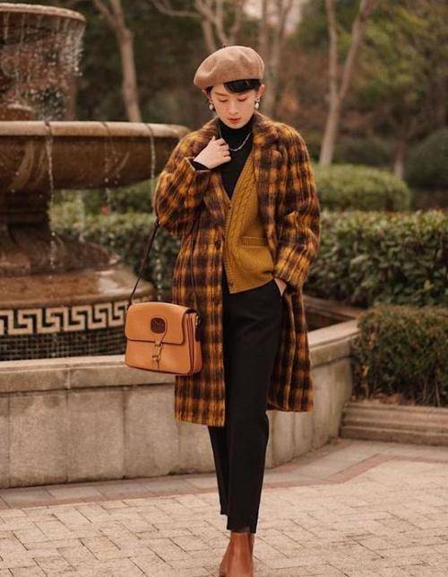 黑色 冬天穿格纹大衣，该如何搭配？4组配色示范，既显高级又十分耐看