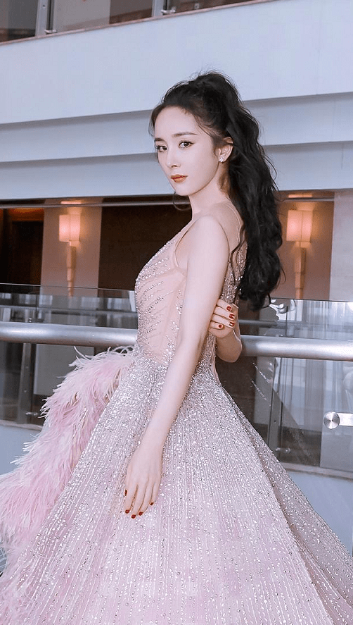 进行 杨幂艳福不浅！晚会大合影虽不站C位却美男环绕，穿羽毛裙变名媛