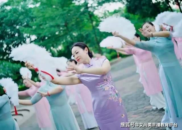 雅韵 雅韵旗袍进阶班 | 一半光阴绣花,一半绝代风华