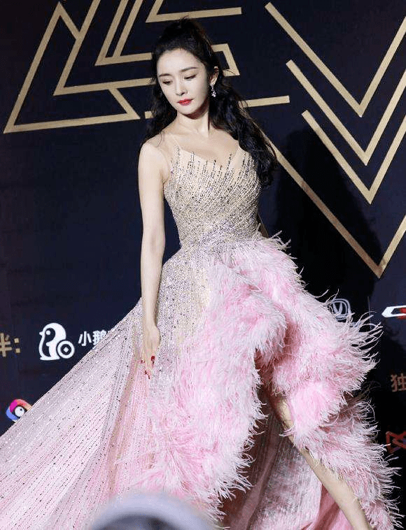 进行 杨幂艳福不浅！晚会大合影虽不站C位却美男环绕，穿羽毛裙变名媛