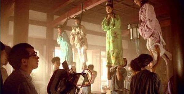 周星驰|周星驰早年《唐伯虎点秋香》罕见工作照，巩俐并不是最美