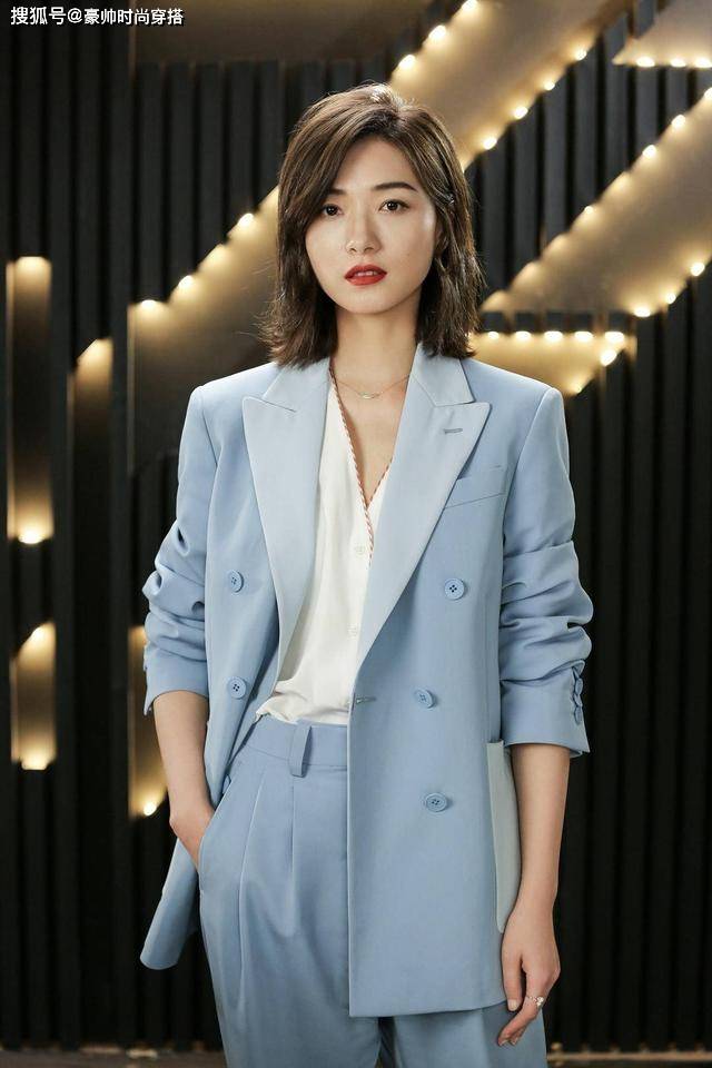 带着 万茜受伤后更会穿了，披格纹西装气场全开，脚上尖头短靴时髦高级