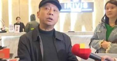 胸部女子花27万连续整形，却越整越丑，怒找媒体曝光：胸快到锁骨了！