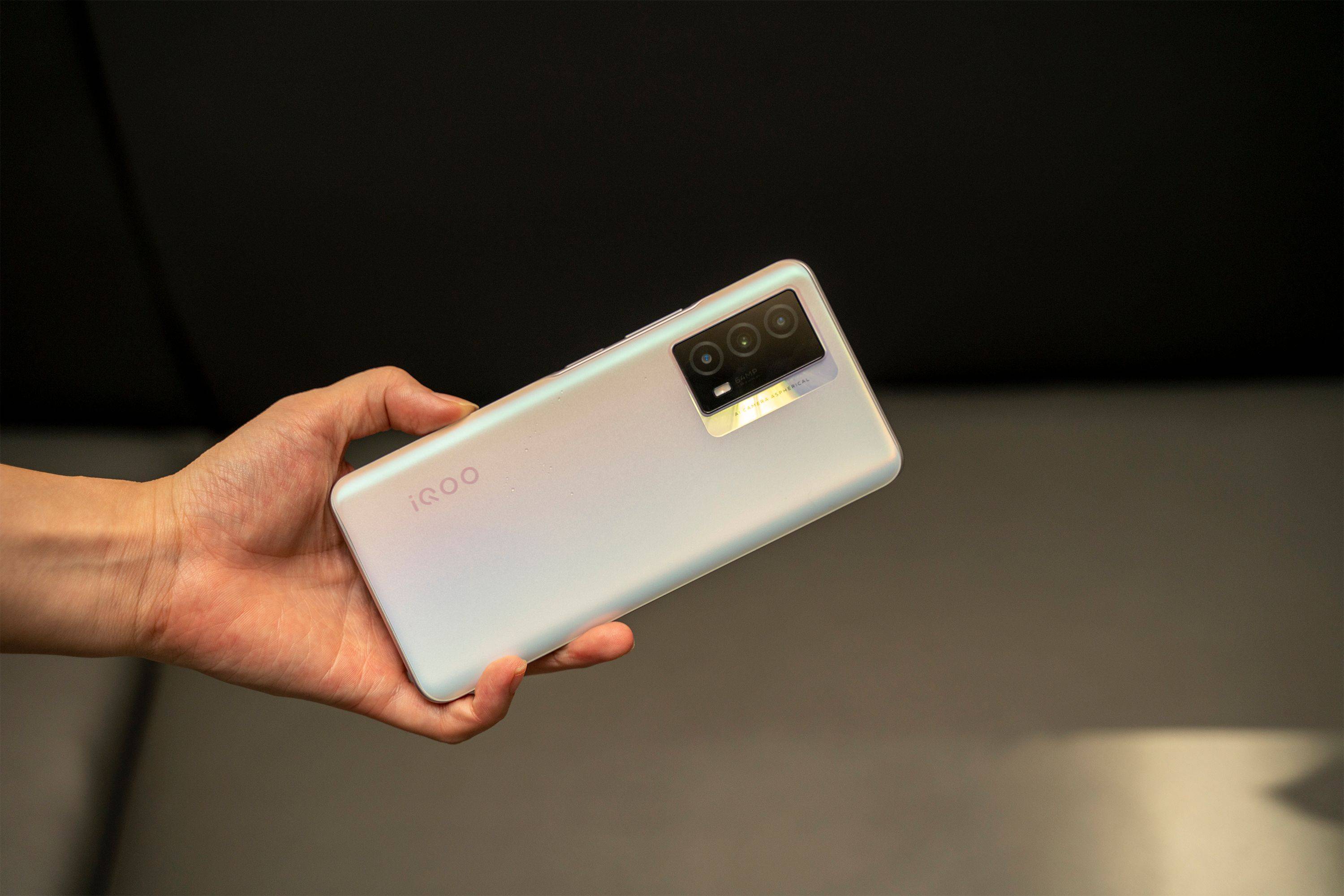 千元价位,旗舰表现?iqoo z5全面评测