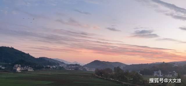 风景|组图！最美的风景在路上，在云南一小山村遇到绝美晚霞