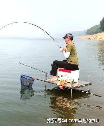 小伙在河里钓上一条u201c大鱼u201d，正高兴的时候，却被鱼咬住脚_朋友- 全网搜