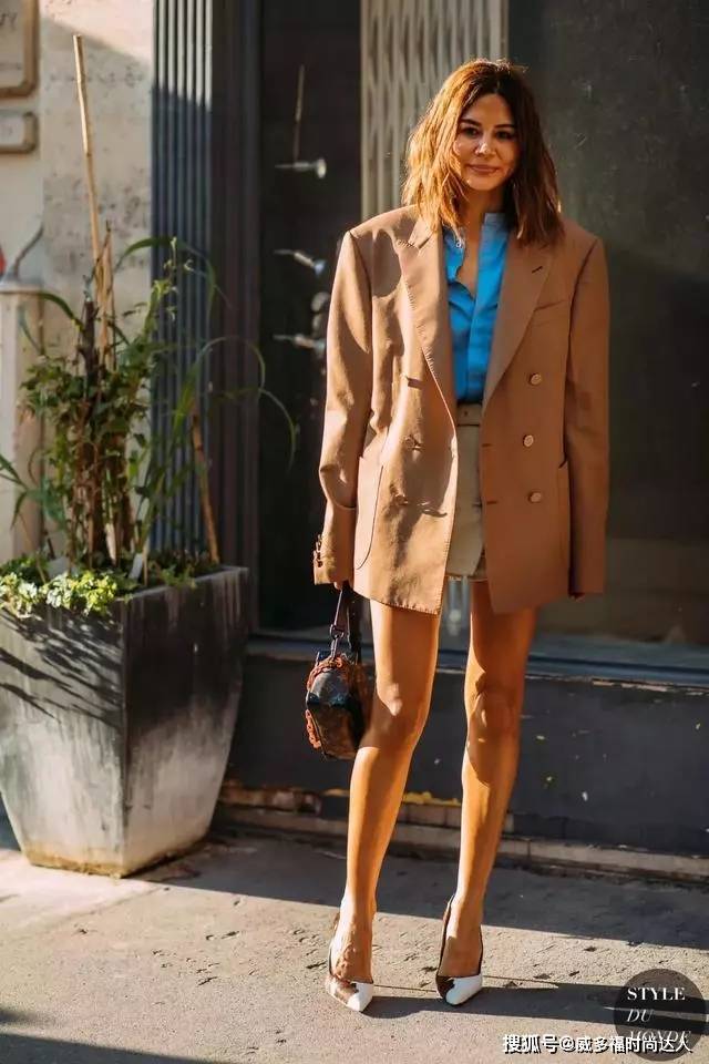 穿越 驼色+白色、驼色+红色，驼色与它们搭配，让你越穿越高级！
