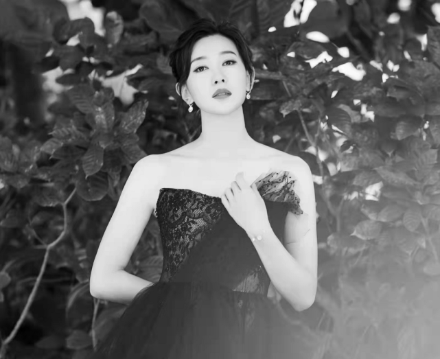 进行孙一文真给运动员长脸！红唇黑裙走红毯美到发光，夸热巴好看超暖