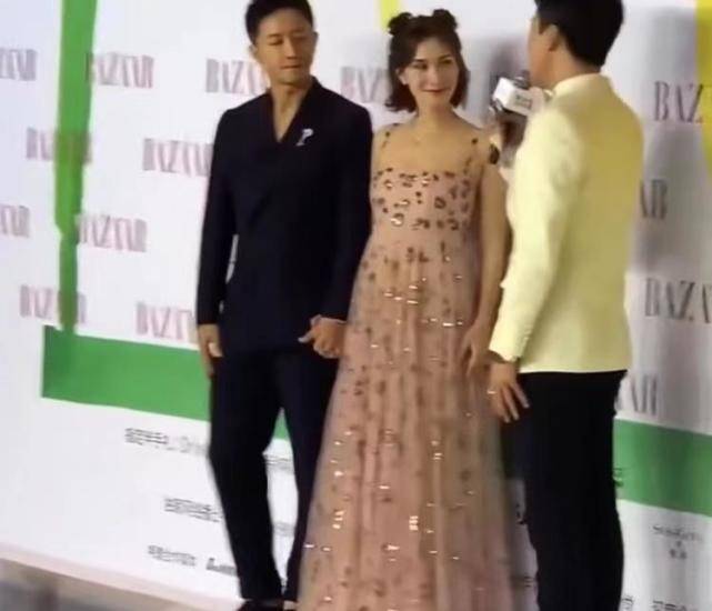 韩庚 韩庚夫妇十指紧扣走红毯，互动甜蜜满眼爱意，卢靖姗造型孕味十足