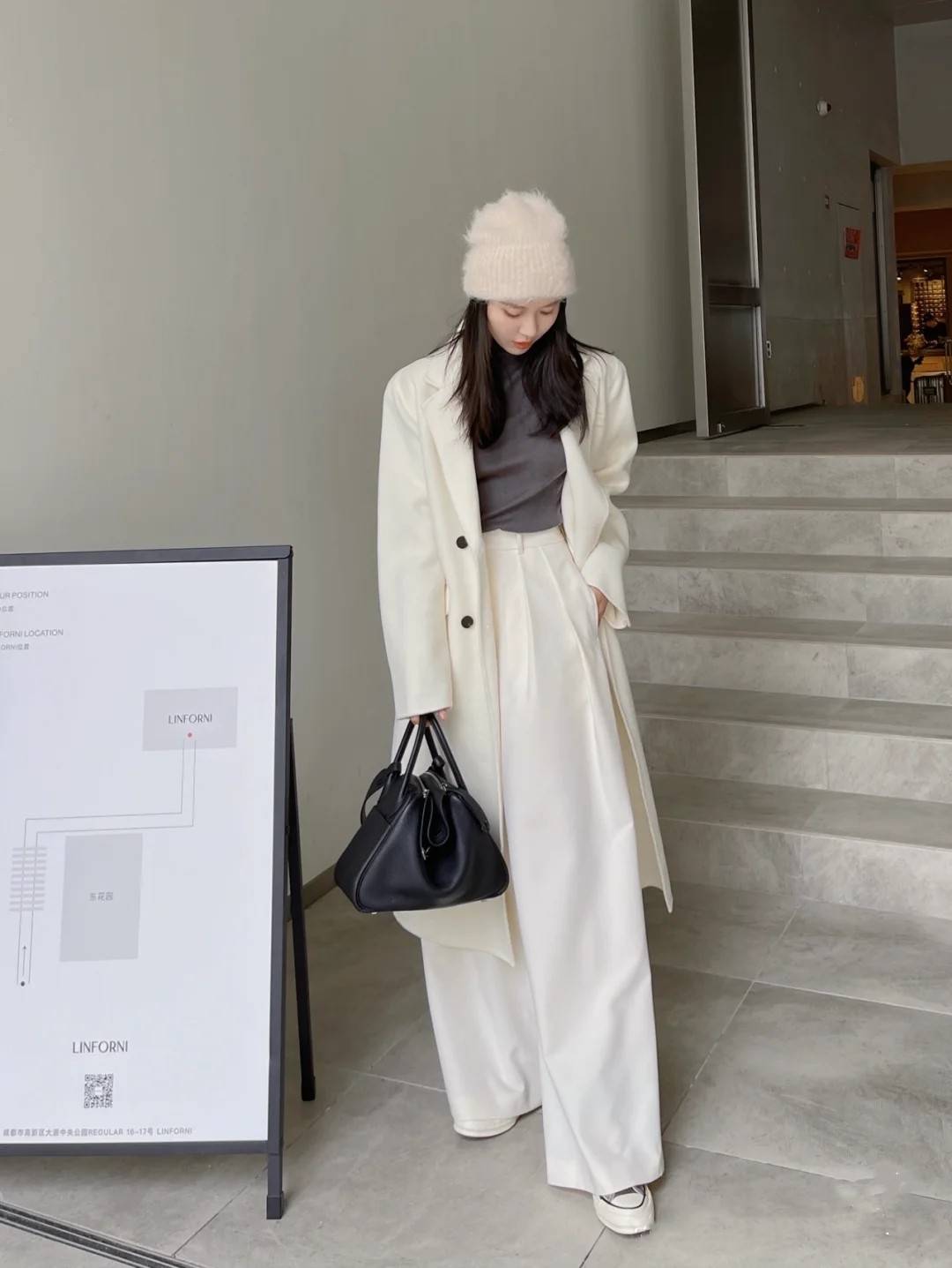 帆布鞋 大衣下面还是穿阔腿裤最“讲究”，配这3双鞋子，穿出体面和优雅