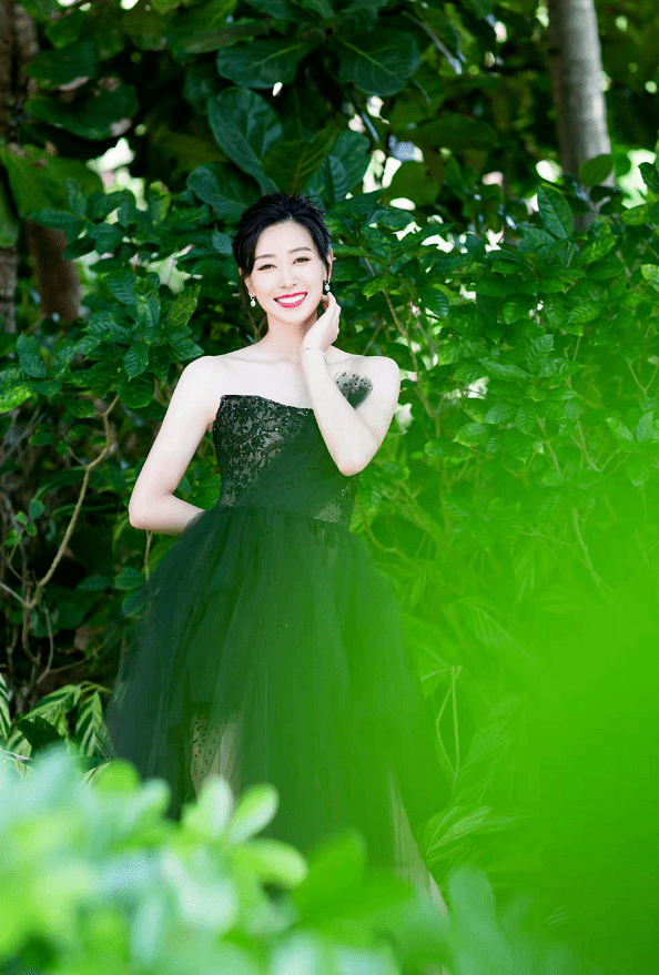 进行孙一文真给运动员长脸！红唇黑裙走红毯美到发光，夸热巴好看超暖