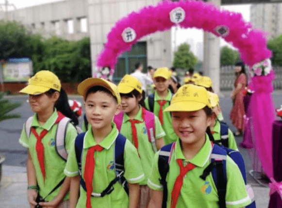 什么|小朋友去学校“面试”，整整15页简历，网友看后自愧不如