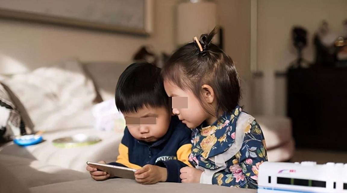 经济|妹妹上幼儿园哭闹，哥哥从大班赶来安慰，老师：哥哥太暖心了！