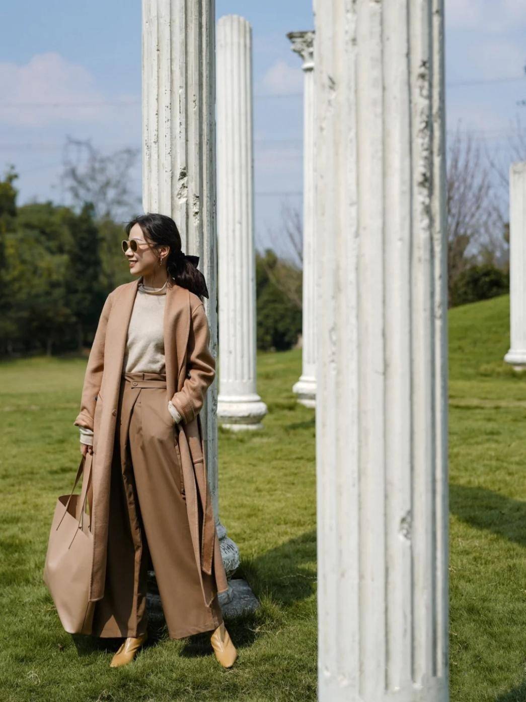 帆布鞋 大衣下面还是穿阔腿裤最“讲究”，配这3双鞋子，穿出体面和优雅