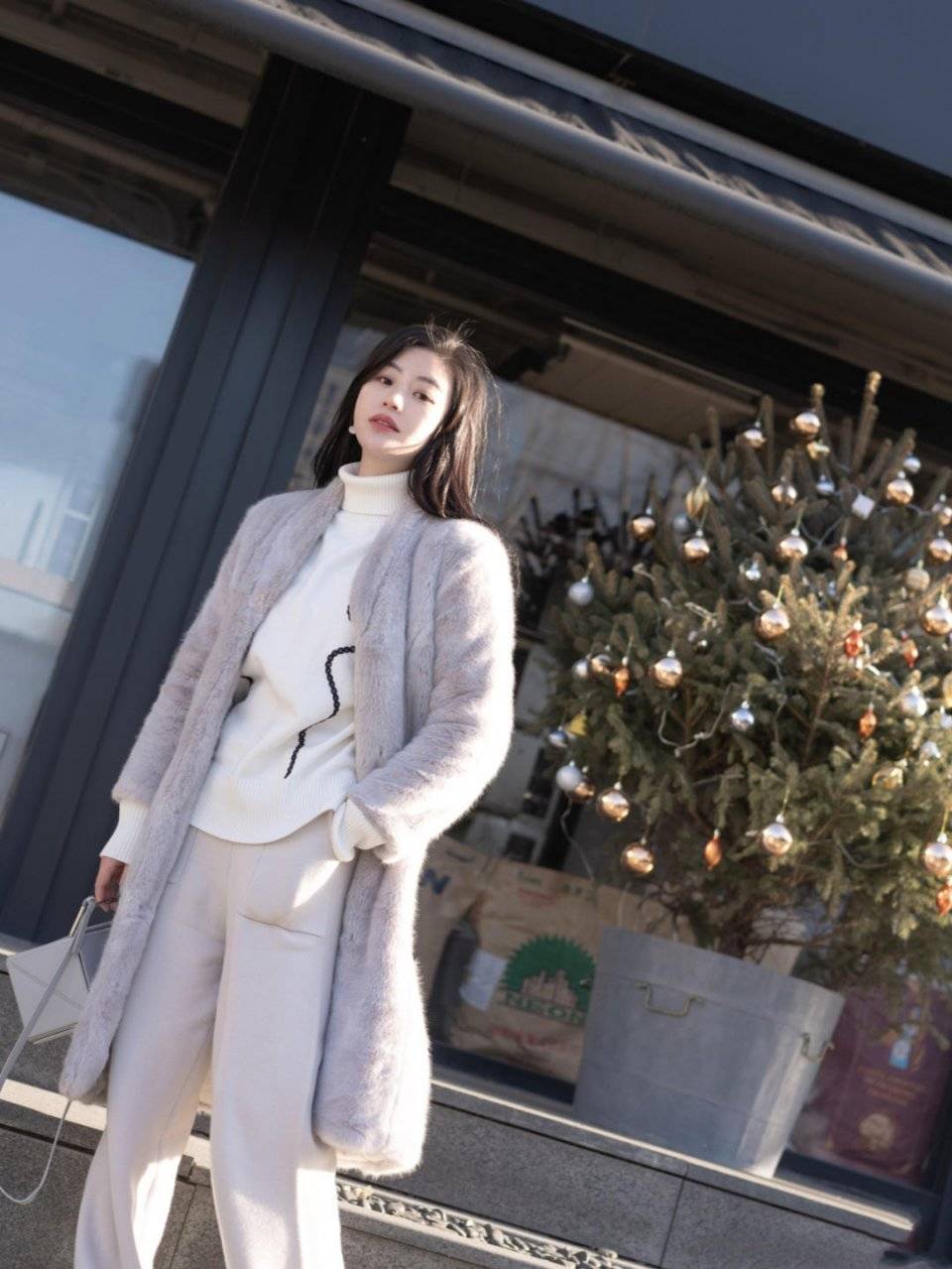 颜色 冬天皮草推荐：25-30岁小姐外套+半裙成熟又好看，高贵华丽显气质