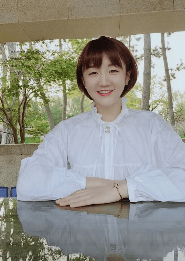 陈梦出征晒照打气罕见穿短裙坐地上拍出大长腿效果笑容甜美