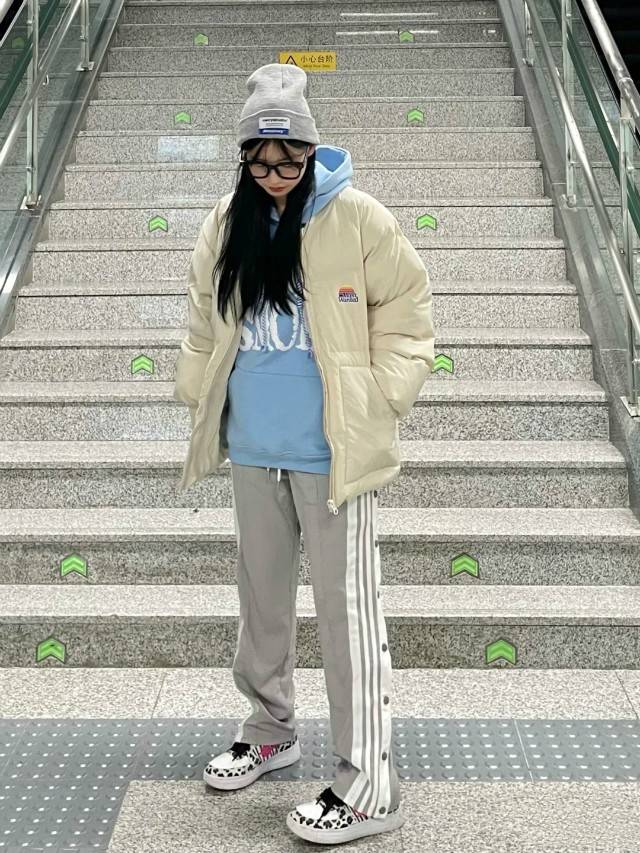 颜色 今年冬天的王炸组合“羽绒服+卫衣”，保暖又洋气，好穿易上手