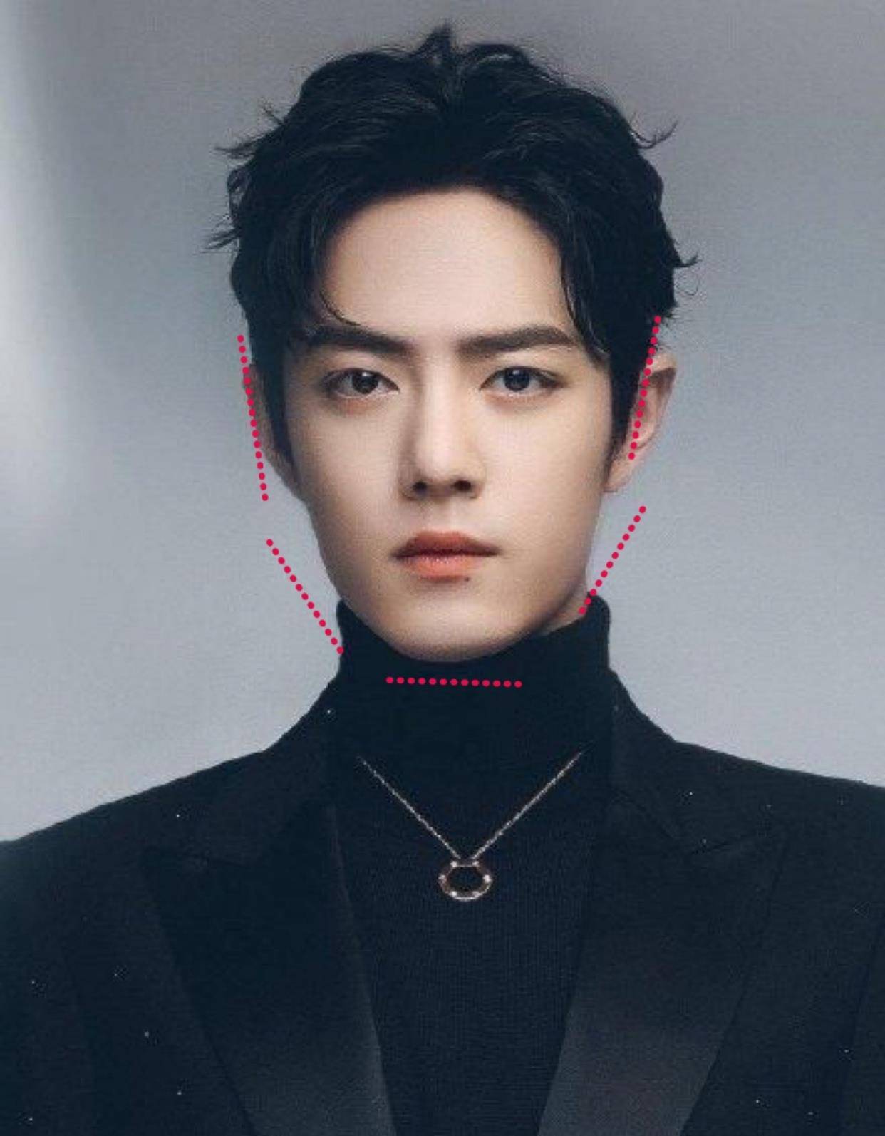 肖战的面部轮廓是典型的多边形棱角分明的,并不是我们常见的小鲜肉的