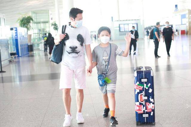 戴印|蔡国庆真不服老，53岁戴印花帽配白裤子显腿长，身材健壮仍如少年