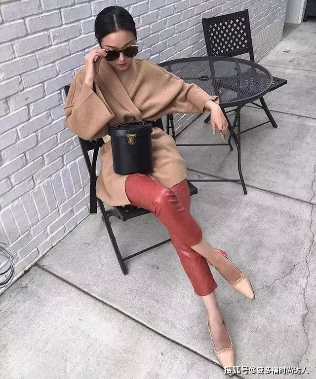 穿越 驼色+白色、驼色+红色，驼色与它们搭配，让你越穿越高级！