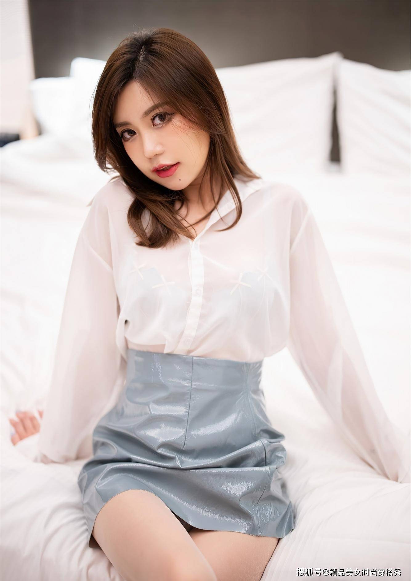 行李箱 白色衬衫搭配灰蓝色皮裙,知性又优雅,尽显职场女性魅力