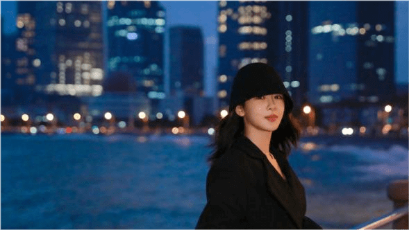 塑造出 杨紫解约后彻底变女强人！穿大衣美出新高度，?带?员工出游真壕气