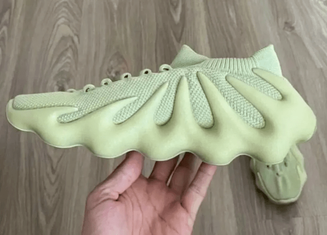 蒸饺预警：Yeezy 450&quot;韭菜墨鱼蒸饺&quot;提前上脚泄露，疑将限量发售！