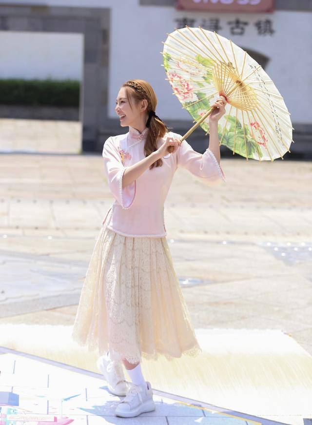 张雨绮 张雨绮穿旗袍上衣录《快本》，与吴昕同扮民国女学生，谁赢了