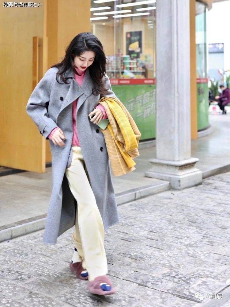 毛衣 冬天想要穿出高级感？灰色大衣搭配粉色毛衣高级又时尚，漂亮大方