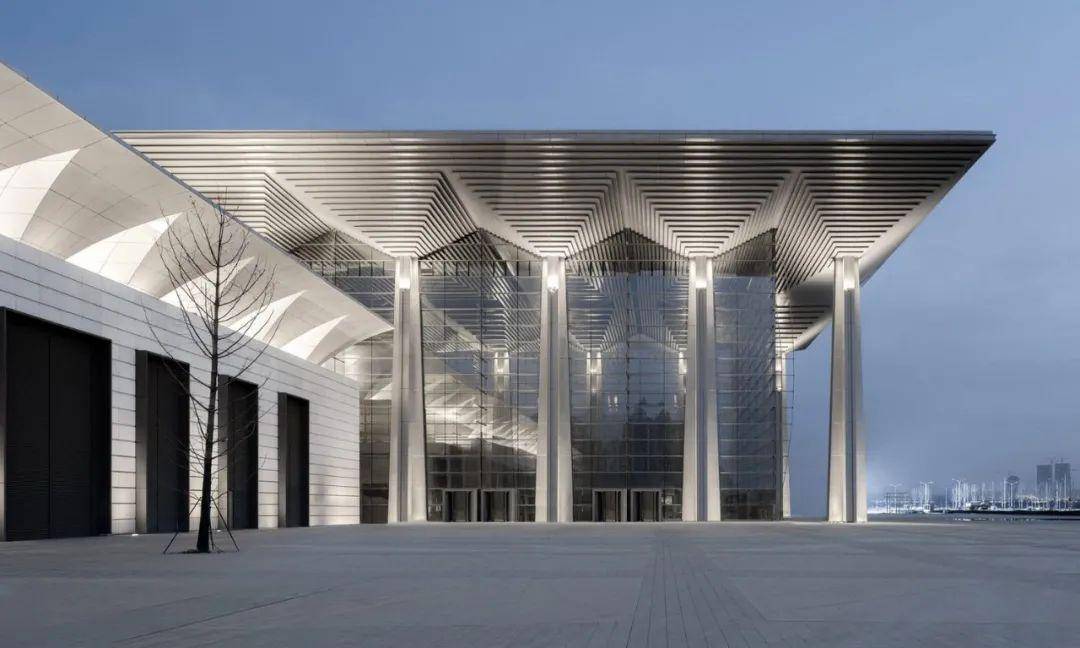 屋顶大型公共建筑设计：西安丝路国际展览中心案例