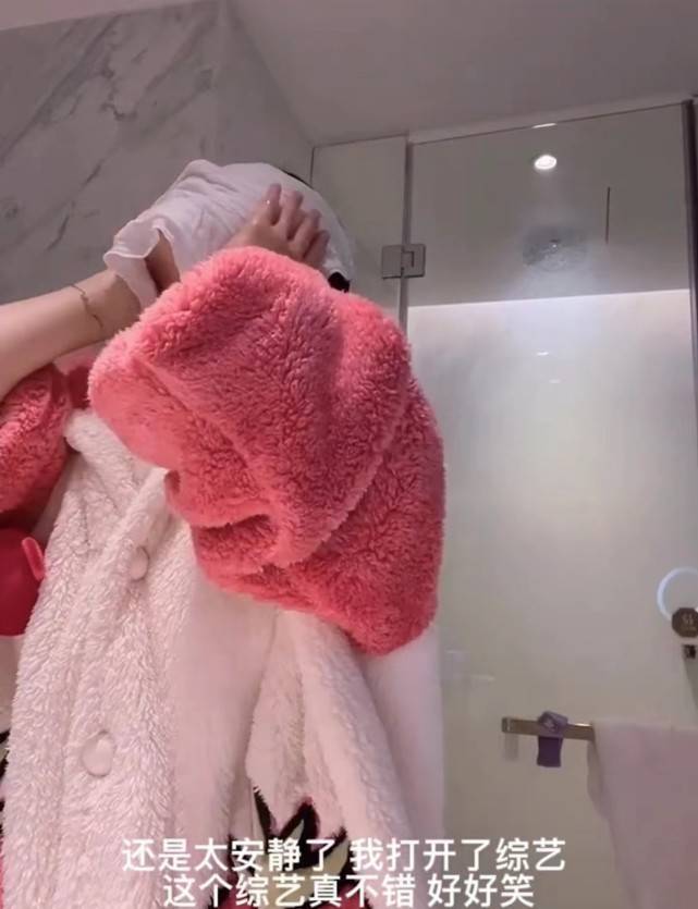 整张赵露思分享沉浸式卸妆，展示搓脸洗眼护肤全程，皮肤状态超好