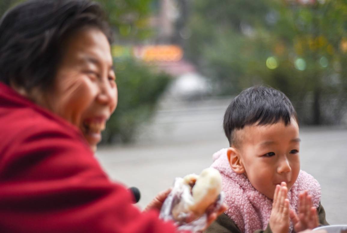 问题|独女远嫁，年近60大妈欲拼二胎，吃尽试管苦头，孩子一出生就后悔