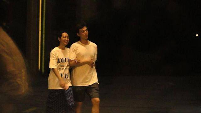 都能 周一围夫妇街头散步，同穿白T甜蜜有默契，朱丹399上衣接地气