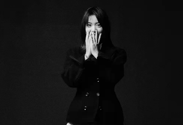 设计 冠军杨倩厉害了！跟超模吕燕合体拍大片一点不输，穿一身黑好高级