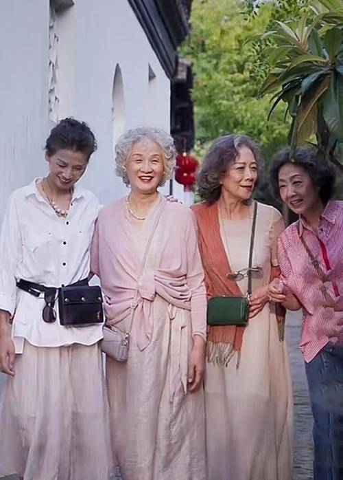 中老年 老年人不懂时尚?这群平均65岁的老年人的时尚穿搭,优雅好时髦
