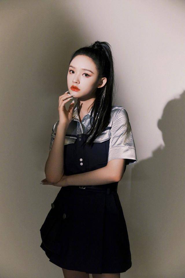 链条 林允不愧是星爷看中的人,穿衬衫裙秀腿不说,钻石链条马尾成亮点