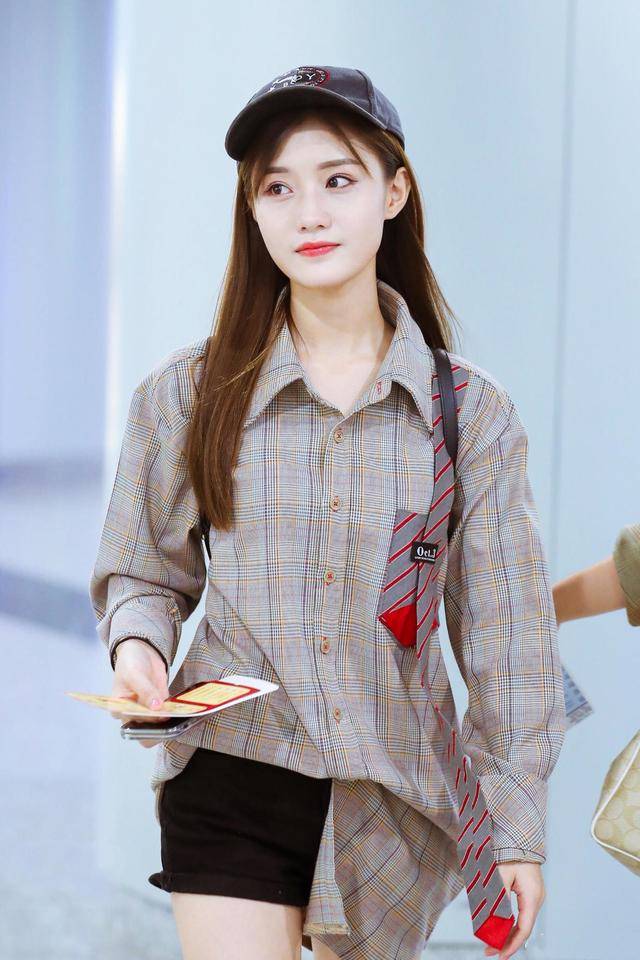 中性 陈意涵品味不一般！中长款格纹衬衫配黑色短裤中性洒脱，个性酷炫