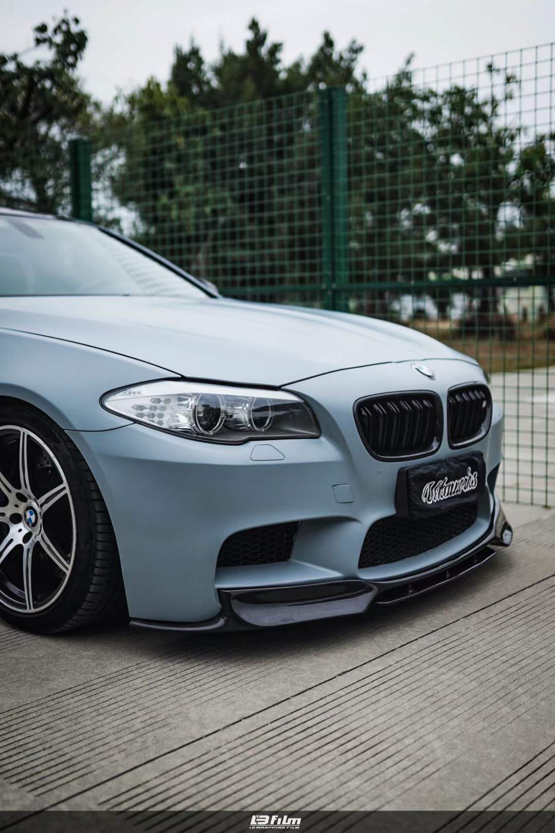 宝马5系贴膜lb改色膜消光战舰灰