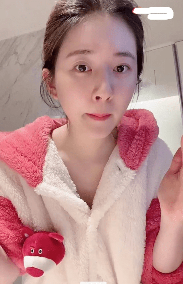 整张赵露思分享沉浸式卸妆，展示搓脸洗眼护肤全程，皮肤状态超好
