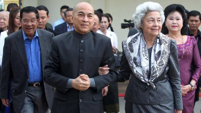 压群芳 66岁柬埔寨公主亮相电影节！一袭灰裙艳压群芳，85岁太后气质更绝