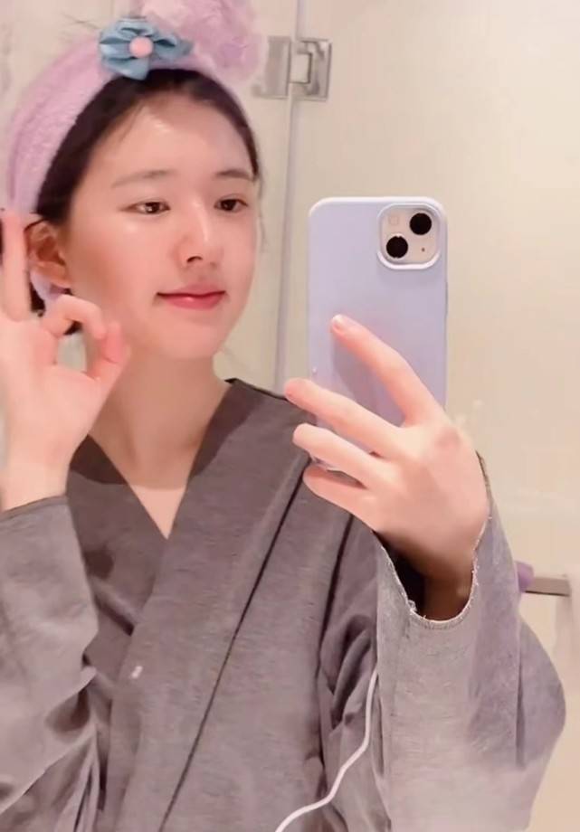 整张赵露思分享沉浸式卸妆，展示搓脸洗眼护肤全程，皮肤状态超好