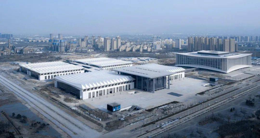 屋顶大型公共建筑设计：西安丝路国际展览中心案例