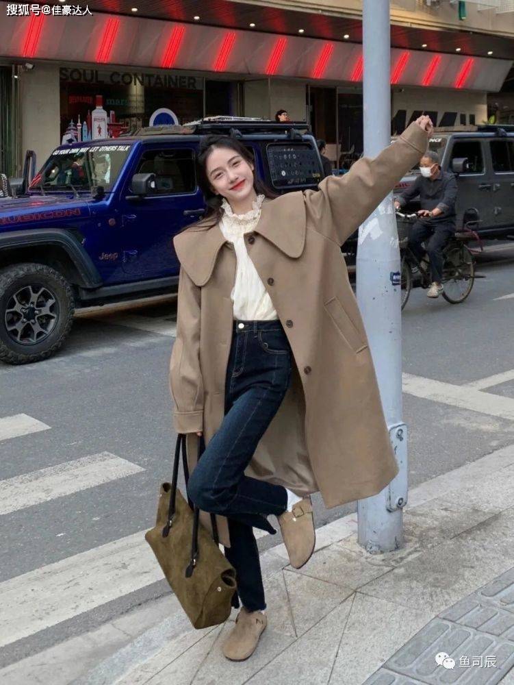 毛衣 冬天想要穿出高级感？灰色大衣搭配粉色毛衣高级又时尚，漂亮大方