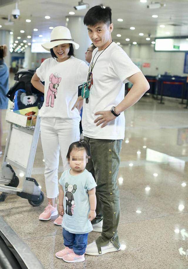 都能 周一围夫妇街头散步，同穿白T甜蜜有默契，朱丹399上衣接地气