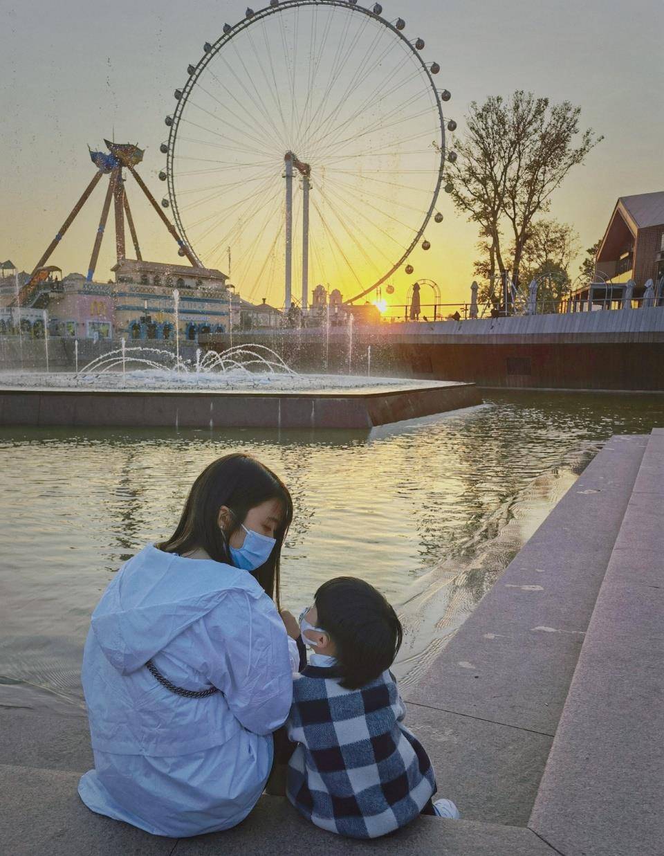 苏炳添参加完校庆回家陪妻儿,看日落秀恩爱,身材大亮_林艳芳