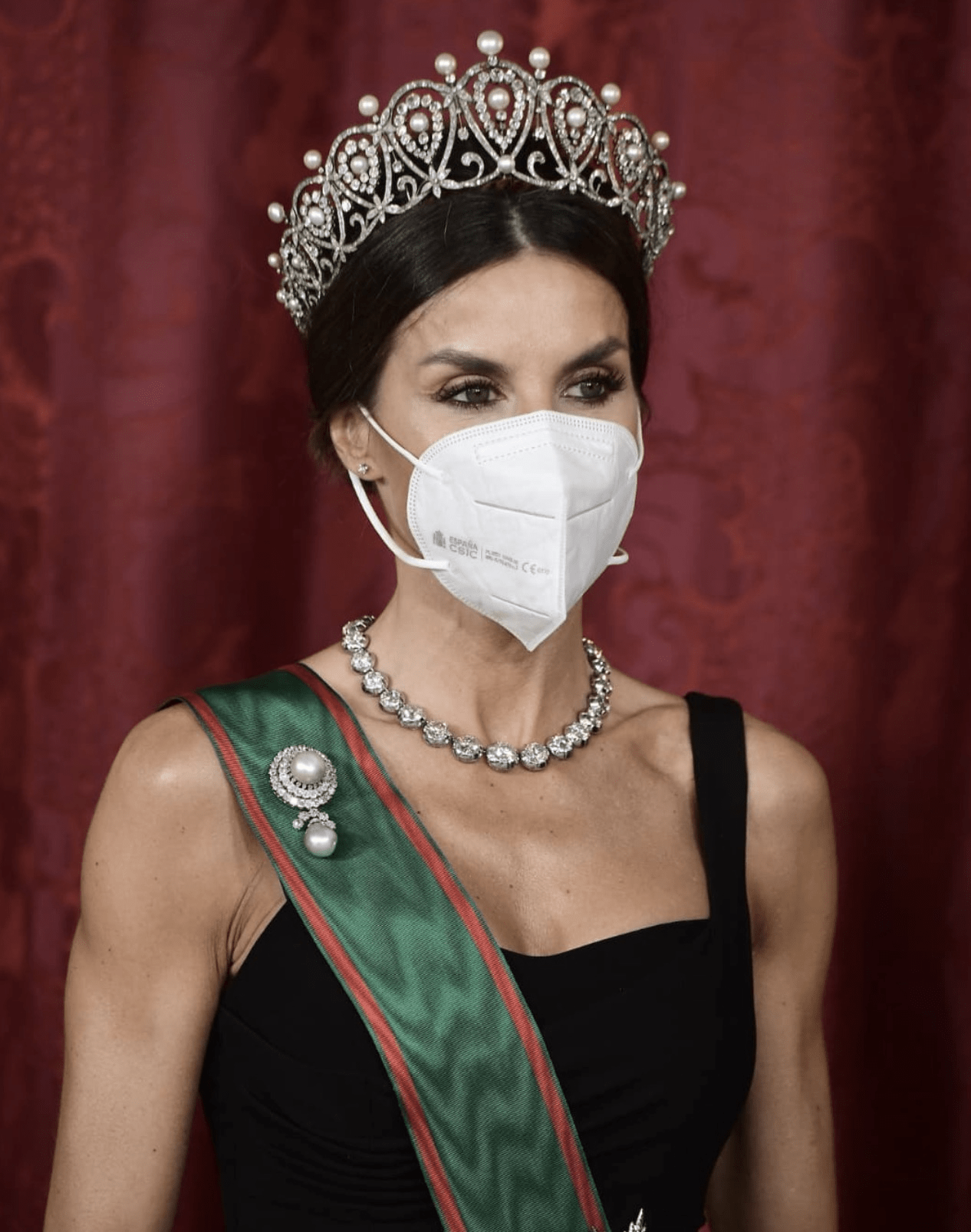 西班牙莱蒂齐亚王后佩戴华丽皇冠,出席晚宴,手臂肌肉线条超美_王室